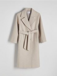 Dwurzędowy płaszcz oversize - beżowy. Brązowe płaszcze damskie Reserved, l, bez wzorów, z tkaniny, bez kaptura. W wyprzedaży za 159.99 zł.