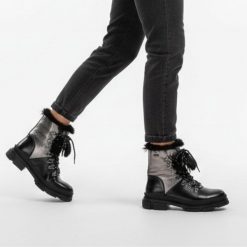 Botki damskie Cross Jeans, cholewka z łączonych materiałów o kontrastowym wykończeniu dekoracyjne sznurowanie, czarne, GG2R4028. Czarne botki damskie Cross Jeans, na zimę, z jeansu, bez obcasa, bez zapięcia. Za 209.00 zł.