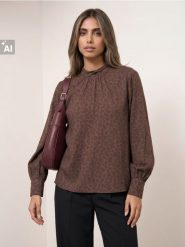 Wiskozowa bluzka w panterkę - wielobarwny. Bluzki damskie Sinsay, l, bez wzorów, z wiskozy, bez kołnierzyka, bez ramiączek. Za 39.99 zł.
