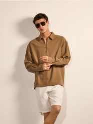 Strukturalna koszula comfort - brązowy. Brązowe koszule męskie Reserved, l, bez wzorów, z bawełny, bez kołnierzyka, bez ramiączek. Za 139.99 zł.