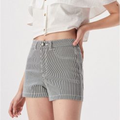 Szorty skinny w paski - Czarny. Szorty damskie marki Sinsay. Za 39.99 zł.