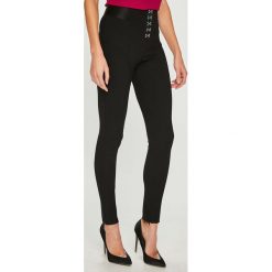 Guess Jeans - Legginsy Aiko. Jeansy damskie marki Guess Jeans. W wyprzedaży za 299.90 zł.