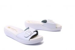 SANITAL FLEX KO-01 biały, klapki profilaktyczne damskie. Białe klapki damskie Sanital-Flex, bez wzorów, bez obcasa, na koturnie. Za 84.99 zł.