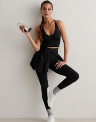 Damskie legginsy dłuższe, wysoki stan, invisible scrunch Shape Seamless czarne. Czarne legginsy damskie Aim'n, m, bez wzorów, z dzianiny. Za 303.00 zł.