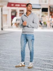 Jeansy - niebieski. Niebieskie jeansy męskie Sinsay. W wyprzedaży za 49.99 zł.