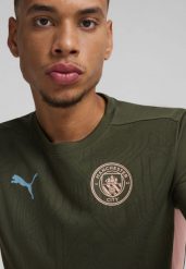 Męska koszulka treningowa Manchester City PUMA Myrtle Bold Blue Green. Niebieskie koszulki sportowe męskie Puma, m, bez wzorów, z żakardem, bez kołnierzyka, bez ramiączek, na fitness i siłownię. Za 219.65 zł.
