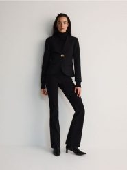 Marynarka z dodatkiem wiskozy - czarny. Czarne żakiety damskie Reserved, l, bez wzorów, z tkaniny. W wyprzedaży za 79.99 zł.