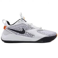 Buty siatkarskie męskie Nike Air Zoom Hyperace 3 Se. Białe buty sportowe męskie Nike, z materiału, bez zapięcia, do siatkówki. Za 553.20 zł.