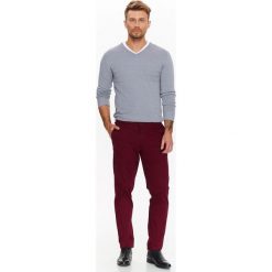 SPODNIE MĘSKIE GŁADKIE TYPU CHINO. Spodnie materiałowe męskie marki TOP SECRET. W wyprzedaży za 39.99 zł.