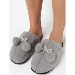 Szare Kapcie Futerkowe z Pomponami Churchill. Szare kapcie damskie Born2be, bez wzorów, z okrągłym noskiem. Za 34.99 zł.
