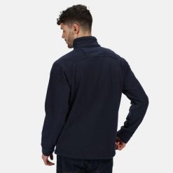 Kurtka polarowa Sigma Symmetry o dużej gramaturze (380 GSM) (Dark Navy). Niebieskie kurtki męskie Regatta, l, bez wzorów, z materiału, bez kaptura. Za 156.99 zł.