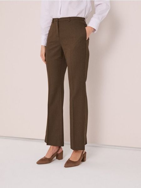 Eleganckie spodnie flare - brązowy. Brązowe spodnie materiałowe damskie Sinsay, l, bez wzorów. W wyprzedaży za 35.99 zł.