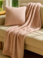 Koc dwustronny ze sztucznym futerkiem i polarem - różowy. Czerwone kocyki dla dzieci Sinsay, z polaru. Za 55.99 zł.