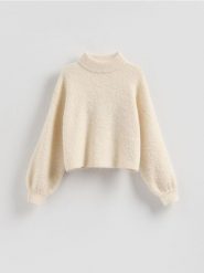 Sweter z bufiastymi rękawami - kremowy. Białe swetry damskie Reserved, l, bez wzorów, z dzianiny, bez kołnierzyka, bez ramiączek, bez kaptura. Za 129.99 zł.