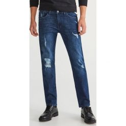 Jeansy z dziurami regular fit - Granatowy. Niebieskie jeansy męskie Reserved. Za 129.99 zł.