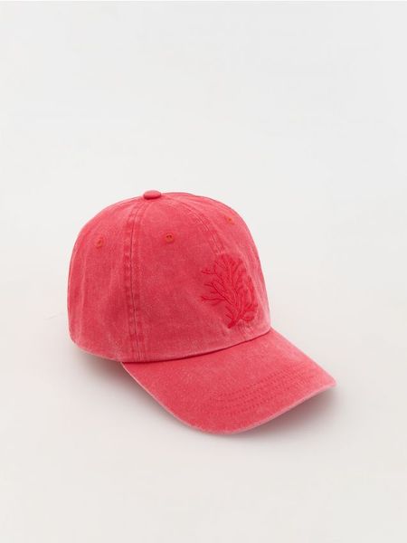 Czapka z daszkiem - czerwony. Czerwone czapki i kapelusze damskie Reserved, bez wzorów. Za 59.99 zł.