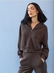 Rozpinana bluza z domieszką wiskozy i kieszeniami - brązowy. Brązowe bluzy sportowe damskie Sinsay, l, bez wzorów, z wiskozy, bez kaptura. Za 59.99 zł.