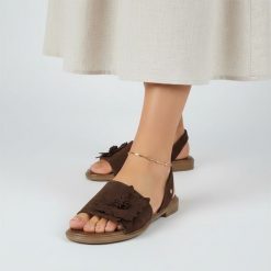 Sandały damskie Armodo, cholewka ze skóry naturalnej zamszowej odkryta konstrukcja z szerokim pasem ozdobnym motywem kwiatowym stabilna niska podeszw. Brązowe klapki damskie Armodo, bez wzorów, ze skóry, eleganckie, bez obcasa. Za 329.00 zł.