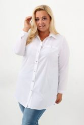 Elegancka biała długa zapinana na guziki koszula PLUS SIZE XXL. Białe bluzki damskie Nasi partnerzy, plus size, bez wzorów, z poliesteru, eleganckie, bez kołnierzyka, plus size, bez ramiączek. Za 199.90 zł.