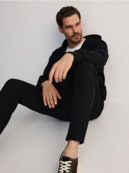 Spodnie slim fit z wiązaniem - czarny. Czarne spodnie materiałowe męskie Reserved, l, bez wzorów, z bawełny. W wyprzedaży za 59.99 zł.