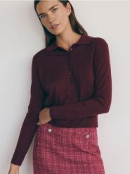 Sweter polo - ciemnofioletowy. Fioletowe swetry damskie Reserved, l, bez wzorów, z dzianiny, bez kołnierzyka, bez ramiączek, bez kaptura. W wyprzedaży za 79.99 zł.
