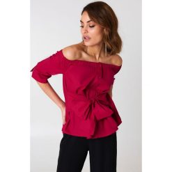 Boohoo Koszula z odkrytymi ramionami i wiązaniem - Red. Czerwone koszule damskie Boohoo, z bawełny, z krótkim rękawem. W wyprzedaży za 30.29 zł.