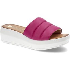 Różowe Klapki Nessi Wygodne Skórzane Buty. Czerwone klapki damskie Nessi, bez wzorów, ze skóry, bez obcasa, na obcasie. Za 210.00 zł.