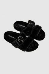 VALENTINO Czarne klapki damskie z syntetycznego futerka. Czarne klapki damskie Valentino by Mario Valentino, bez wzorów, z syntetyku, bez obcasa. W wyprzedaży za 559.99 zł.