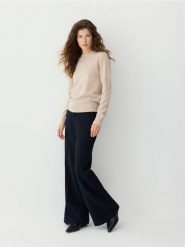Wełniany sweter z dodatkiem kaszmiru - beżowy. Brązowe swetry damskie Reserved, l, bez wzorów, z dzianiny, bez kołnierzyka, bez ramiączek, bez kaptura. Za 399.99 zł.