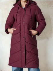 Pikowany płaszcz z kapturem - czerwony. Czerwone płaszcze damskie Sinsay, l, bez wzorów, z kapturem. Za 139.99 zł.