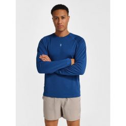 Koszulka z długim rękawem Hummel Pulse Performance. Niebieskie koszulki sportowe męskie Hummel, bez wzorów, bez kołnierzyka, bez ramiączek, na fitness i siłownię. Za 175.00 zł.