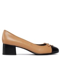 Czółenka Tory Burch. Brązowe czółenka damskie Tory Burch, bez wzorów, bez obcasa, bez zapięcia. Za 1,129.00 zł.