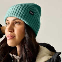 Czapka zimowa damska REGATTA Ribbed Basic. Zielone czapki i kapelusze damskie Regatta, na zimę, bez wzorów, z materiału. Za 77.99 zł.