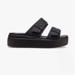Klapki damskie sportowe na platformie Crocs BROOKLYN BUCKLE LOW. Czarne klapki damskie Crocs, bez wzorów. Za 179.00 zł.