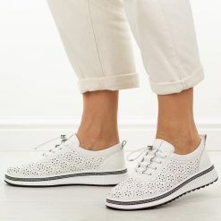 Białe ażurowane skórzane półbuty damskie Jezzi 18-24. Białe półbuty damskie Jezzi, na jesień, bez wzorów, z jeansu, klasyczne, z okrągłym noskiem, bez obcasa, na płaskiej podeszwie, bez zapięcia. Za 239.00 zł.