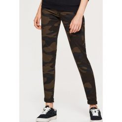 Materiałowe spodnie HIGH WAIST - Khaki. Spodnie materiałowe damskie marki Cropp. W wyprzedaży za 39.99 zł.