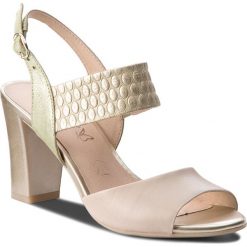 Sandały CAPRICE - 9-28304-20 Beige Multi 403. Brązowe klapki damskie Caprice, bez wzorów, z nubiku, bez obcasa, na obcasie, bez zapięcia. W wyprzedaży za 179.00 zł.