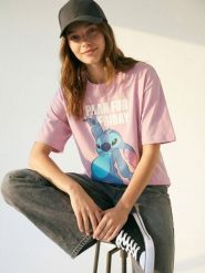 Bawełniana koszulka z nadrukiem Lilo & Stitch - fioletowy. Fioletowe t-shirty damskie Sinsay, l, bez wzorów, z bawełny, bez kołnierzyka. Za 39.99 zł.