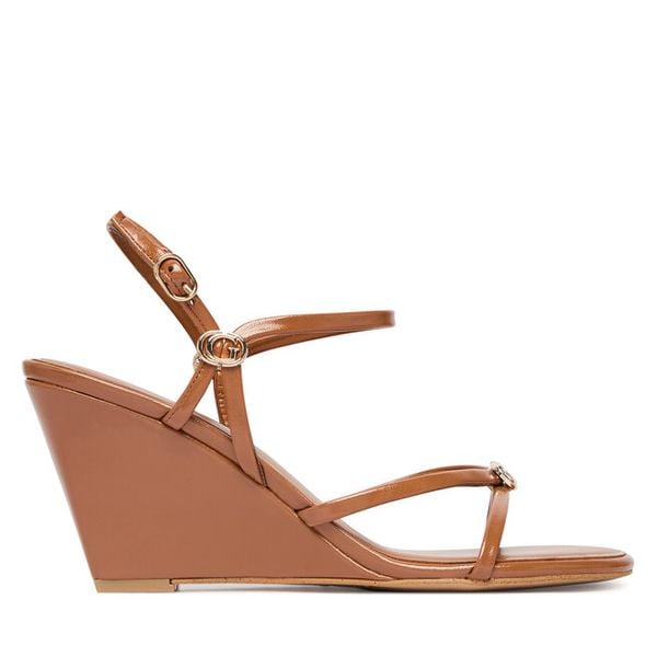 Sandały Guess. Brązowe sandały damskie Guess, z aplikacjami, bez obcasa, na koturnie, bez zapięcia. Za 444.99 zł.