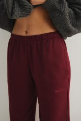 Spodnie typu jogger z HAFTEM w kolorze BURGUNDY - NEVIS-XL. Czerwone spodnie materiałowe damskie Marsala, m, bez wzorów, z bawełny. W wyprzedaży za 139.95 zł.