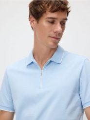Koszulka polo z merceryzowaną bawełną - jasnoniebieski. Niebieskie koszulki polo męskie Reserved, l, bez wzorów, z bawełny, bez ramiączek. Za 109.99 zł.