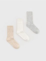 Skarpetki 3 pack - kremowy. Białe skarpety damskie Reserved, bez wzorów. W wyprzedaży za 17.99 zł.