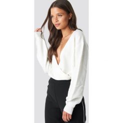 NA-KD Trend Sweter z kopertowym dekoltem - White. Białe swetry damskie NA-KD Trend, z kopertowym dekoltem. Za 121.95 zł.