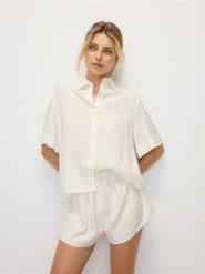 Szorty z wiskozą - złamana biel. Szorty damskie Reserved, l, bez wzorów, z tkaniny. W wyprzedaży za 29.99 zł.