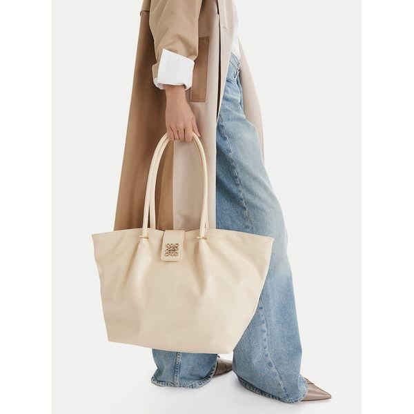 Torebka Nine West. Białe torebki do ręki damskie Nine West, bez wzorów, bez dodatków. Za 269.99 zł.