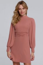 Elegancka sukienka z bufiastymi rękawami pudrowa trapezowa mini. Sukienki damskie Sukienki.shop, s, bez wzorów, eleganckie, bez kołnierzyka, bez ramiączek, mini, trapezowe. W wyprzedaży za 223.00 zł.