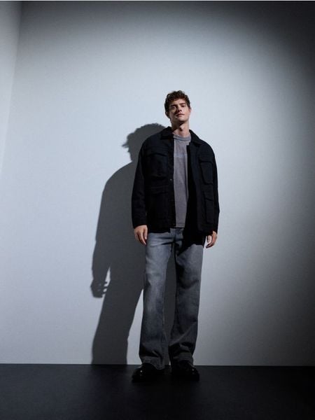 Kurtka sherpa z kołnierzem - czarny. Czarne kurtki męskie Reserved, l, bez wzorów, z denimu, bez kaptura. W wyprzedaży za 179.99 zł.