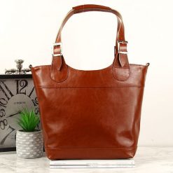 Torebka skórzana damska DAN-A T195B camel. Brązowe torebki do ręki damskie DAN-A, bez wzorów, ze skóry, biznesowe, bez dodatków. Za 399.99 zł.