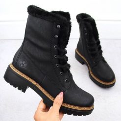 Buty z futerkiem Rieker 72625-00 czarne. Czarne botki damskie z materiału, bez obcasa, bez zapięcia. Za 601.45 zł.