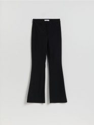 Spodnie flare z wiskozą - czarny. Czarne spodnie materiałowe damskie Reserved, bez wzorów, z tkaniny. Za 99.99 zł.